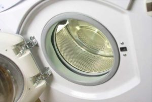 оставляем роткрытой дверку стиральной машины до полного высыхания