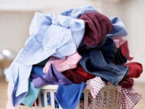 Перед тем как начать стирку, многие сортируют её по цвету